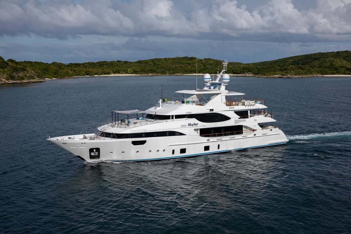 https://s3.amazonaws.com/boss.yatco.com/ForCharter/Vessel/Photo/3998/large_48370.jpg
