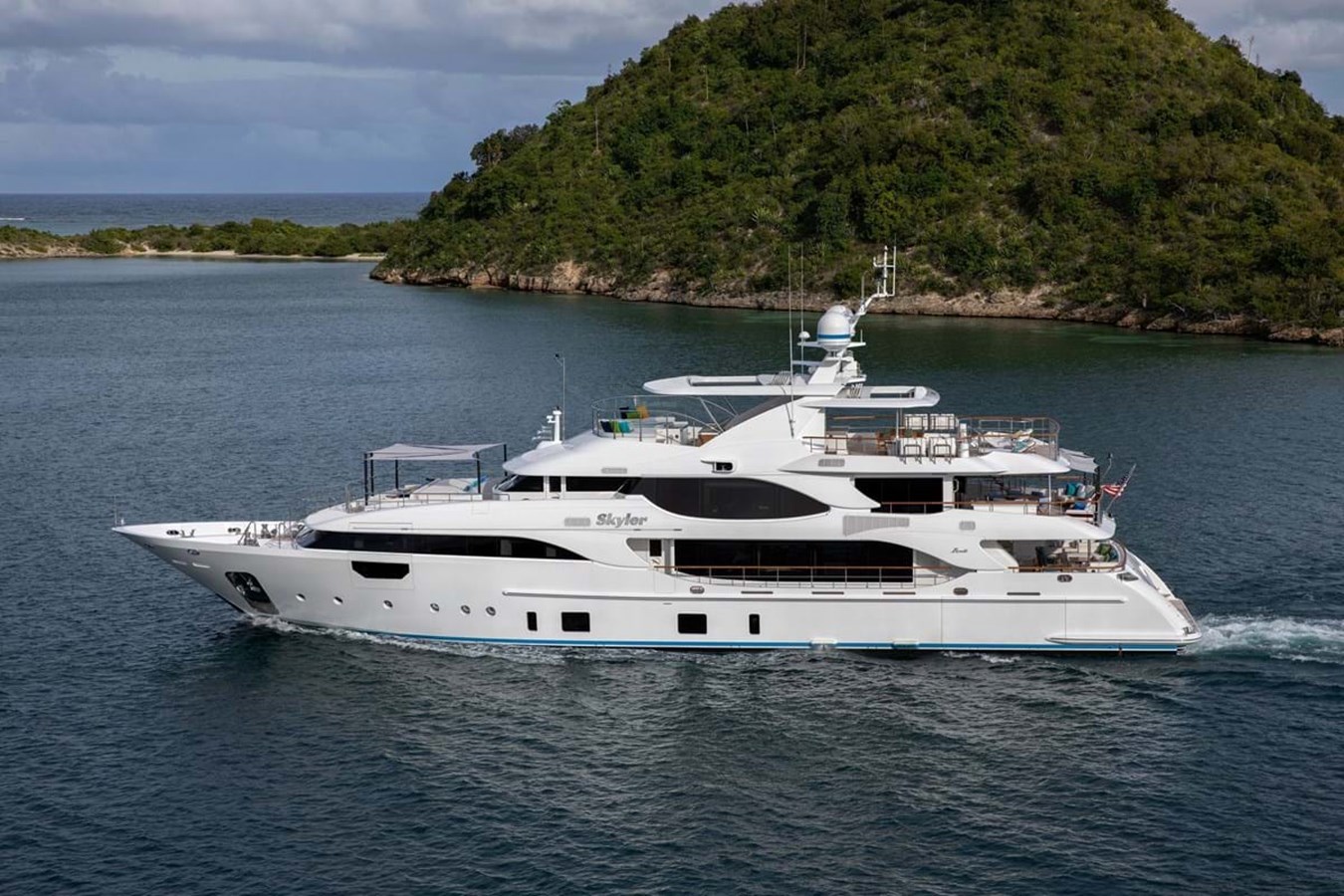 https://s3.amazonaws.com/boss.yatco.com/ForCharter/Vessel/Photo/3998/large_48371.jpg