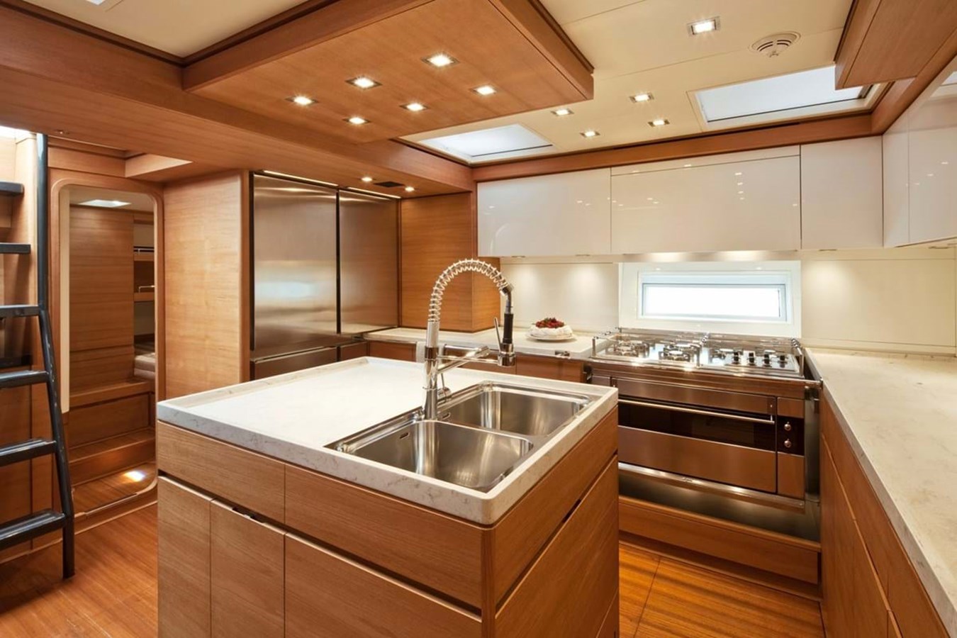 https://s3.amazonaws.com/boss.yatco.com/ForCharter/Vessel/Photo/4013/large_48756.jpg