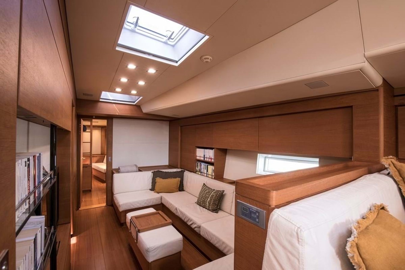 https://s3.amazonaws.com/boss.yatco.com/ForCharter/Vessel/Photo/4013/large_48758.jpg
