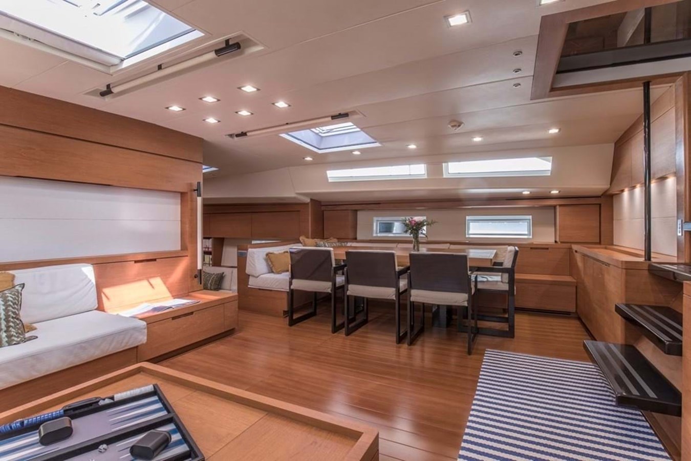 https://s3.amazonaws.com/boss.yatco.com/ForCharter/Vessel/Photo/4013/large_48759.jpg