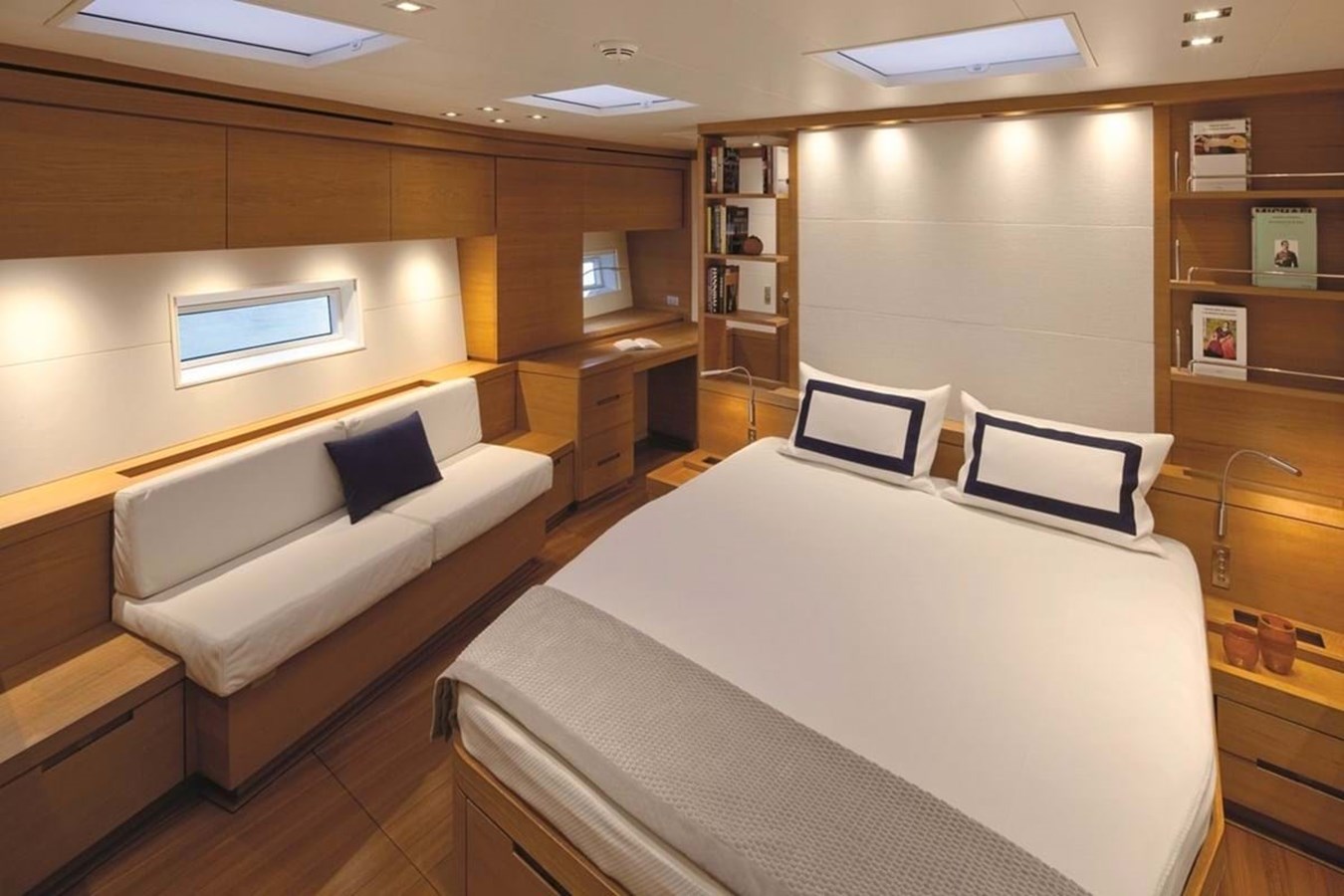 https://s3.amazonaws.com/boss.yatco.com/ForCharter/Vessel/Photo/4013/large_48761.jpg