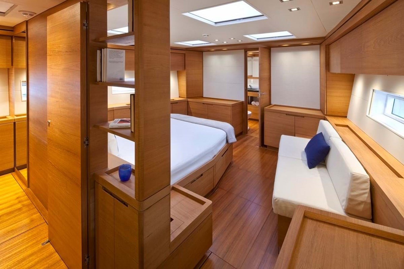 https://s3.amazonaws.com/boss.yatco.com/ForCharter/Vessel/Photo/4013/large_48762.jpg