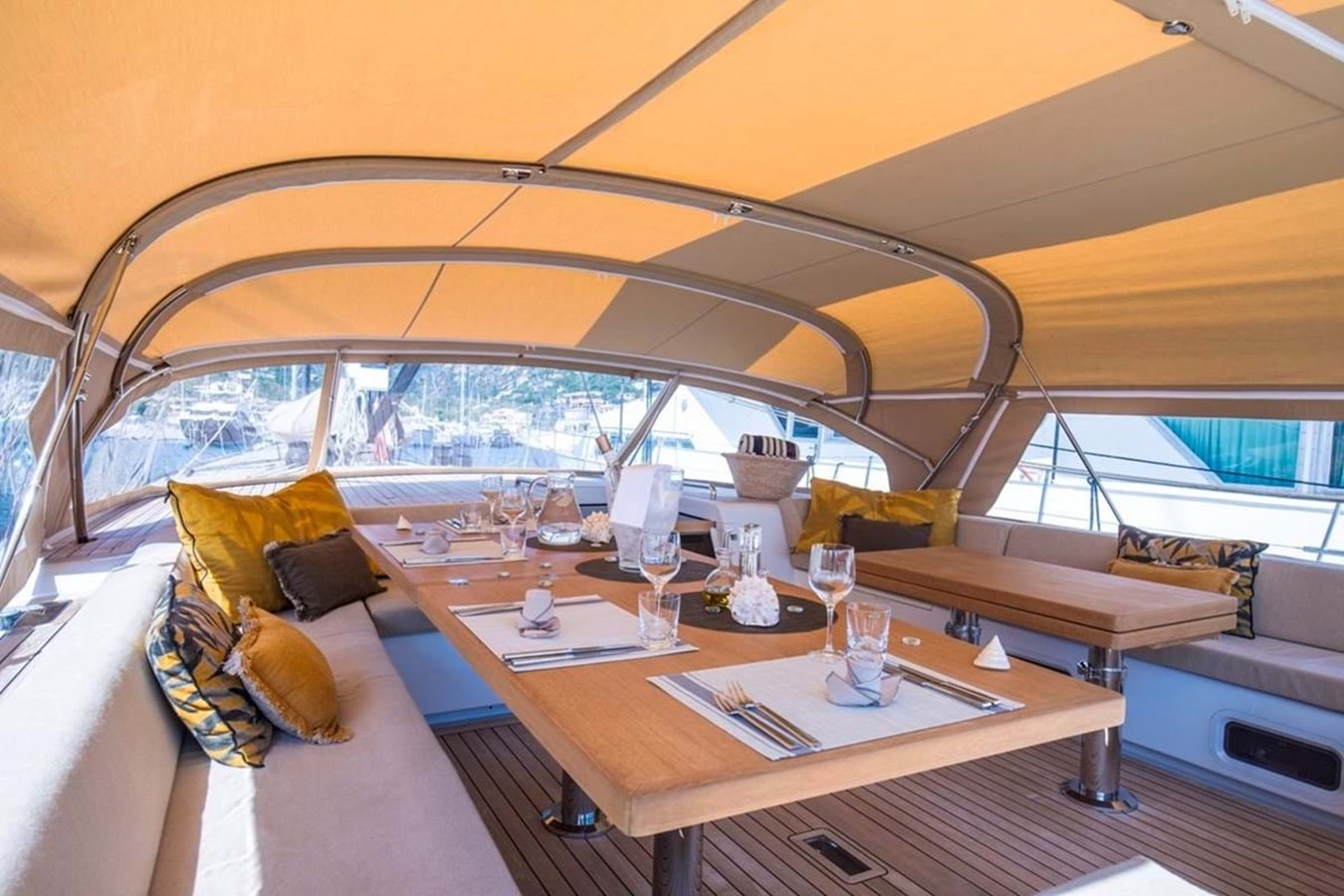 https://s3.amazonaws.com/boss.yatco.com/ForCharter/Vessel/Photo/4013/large_48767.jpg