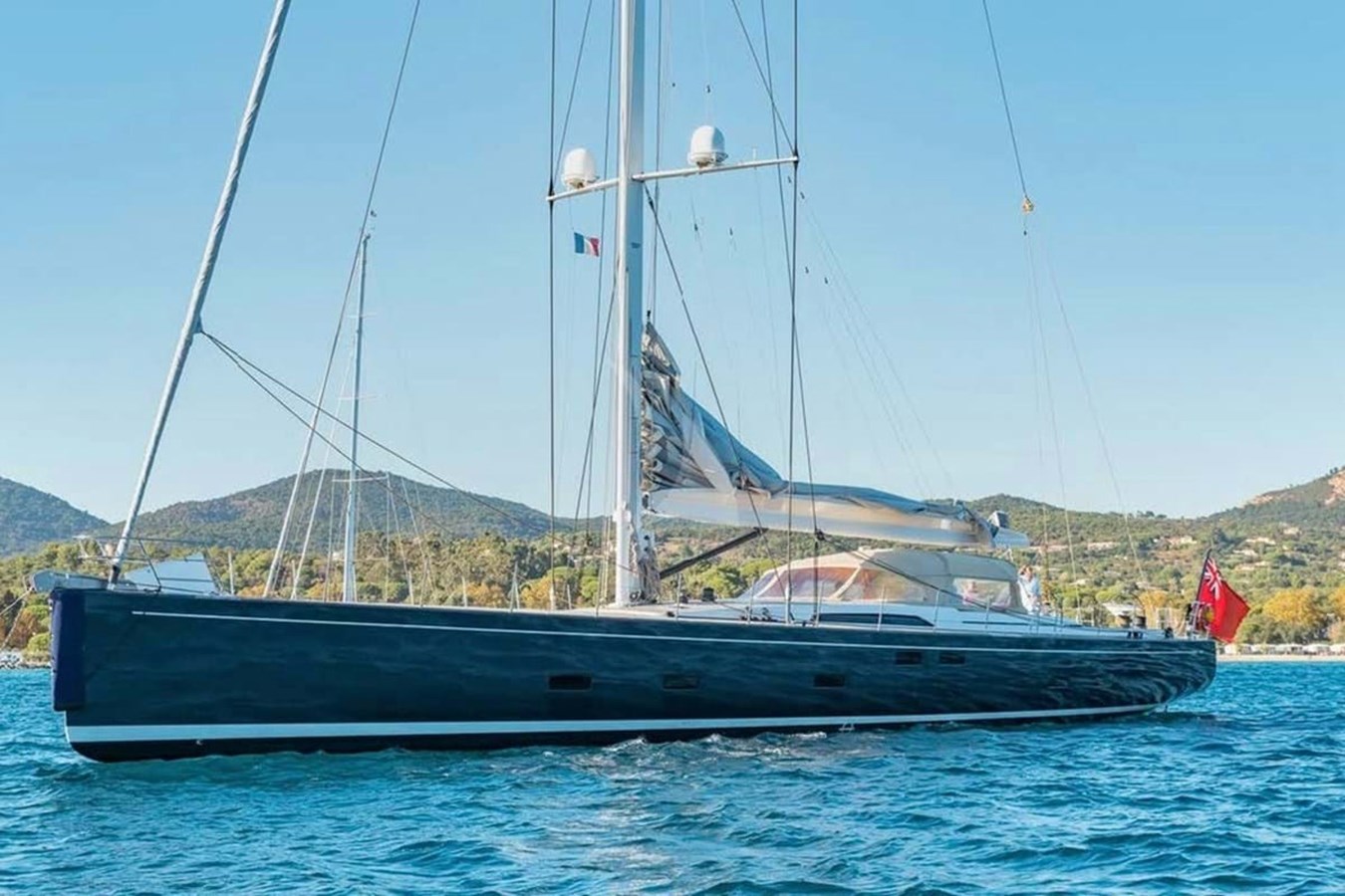 https://s3.amazonaws.com/boss.yatco.com/ForCharter/Vessel/Photo/4013/large_48769.jpg