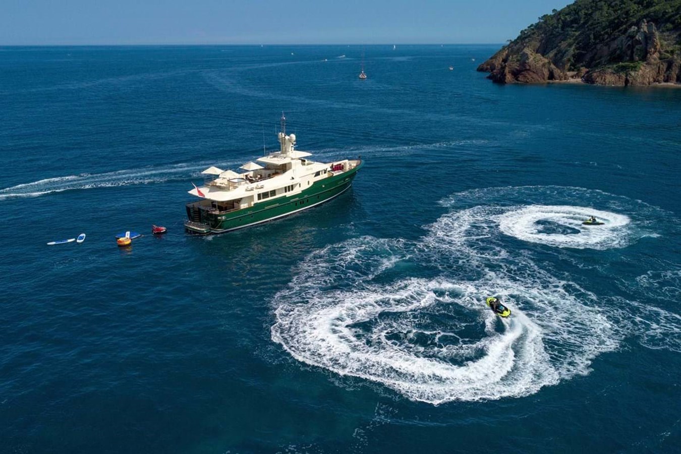 https://s3.amazonaws.com/boss.yatco.com/ForCharter/Vessel/Photo/4020/large_48964.jpg