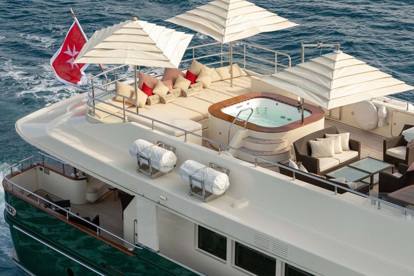 https://s3.amazonaws.com/boss.yatco.com/ForCharter/Vessel/Photo/4020/large_48965.jpg