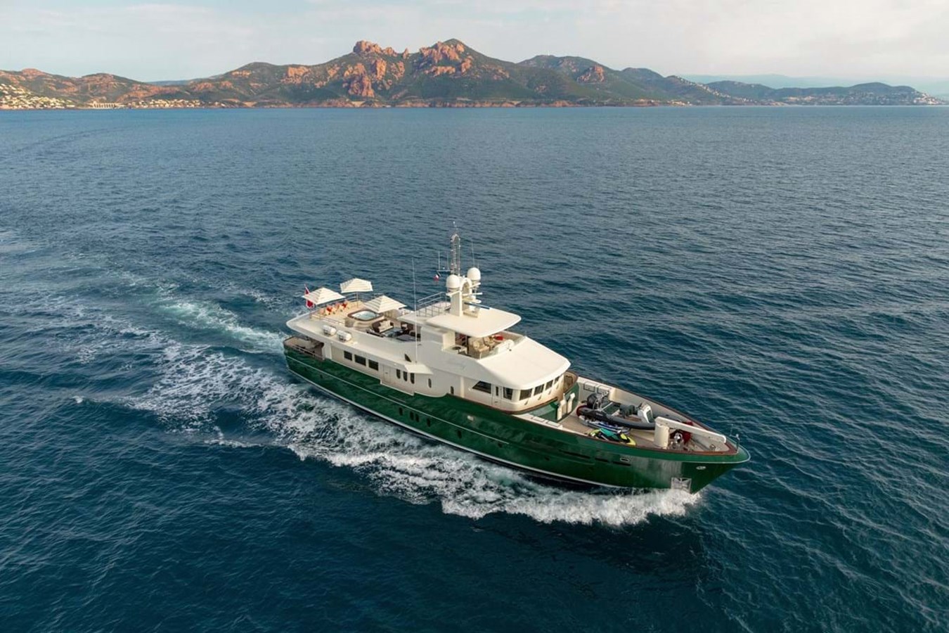 https://s3.amazonaws.com/boss.yatco.com/ForCharter/Vessel/Photo/4020/large_48966.jpg