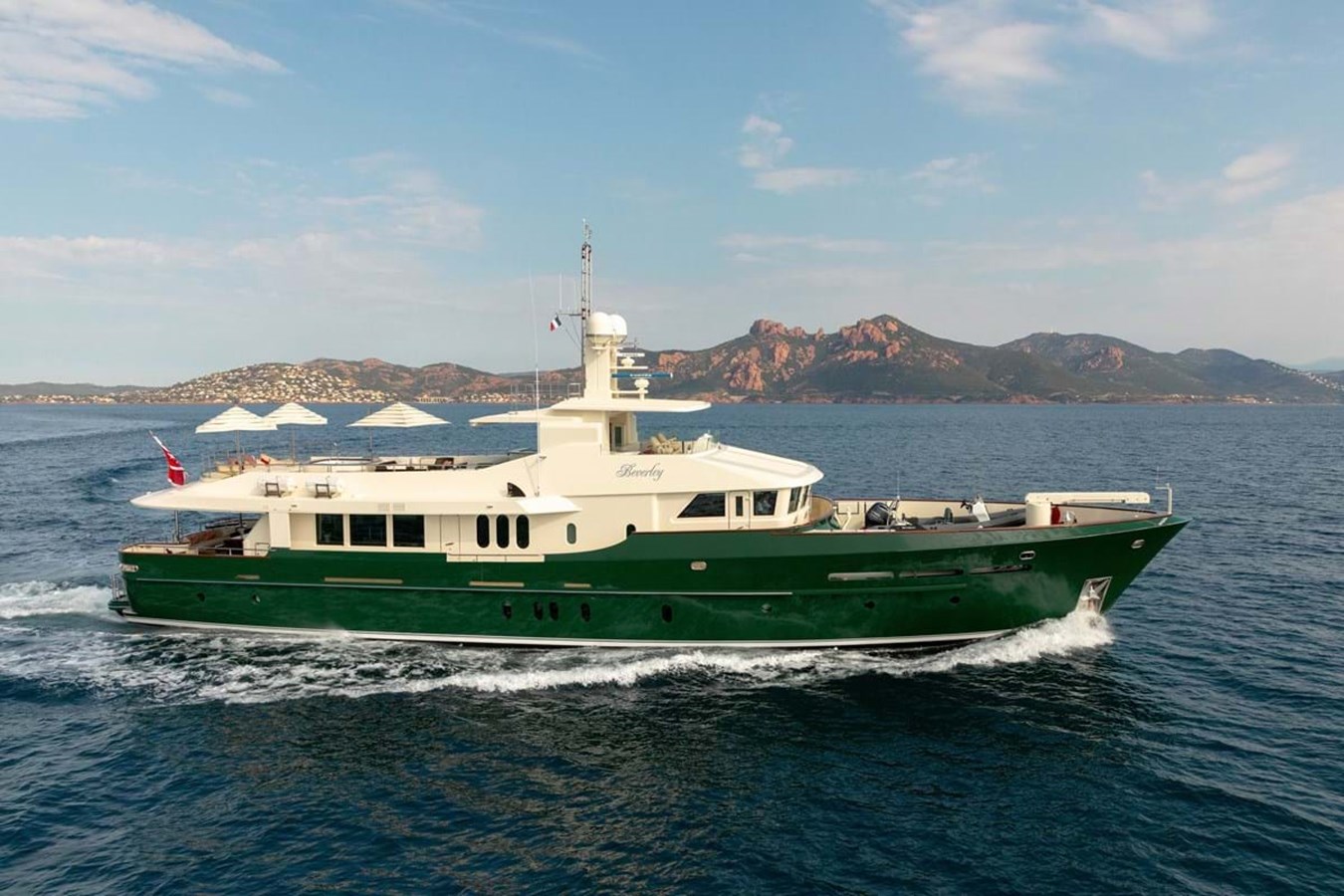 https://s3.amazonaws.com/boss.yatco.com/ForCharter/Vessel/Photo/4020/large_48967.jpg