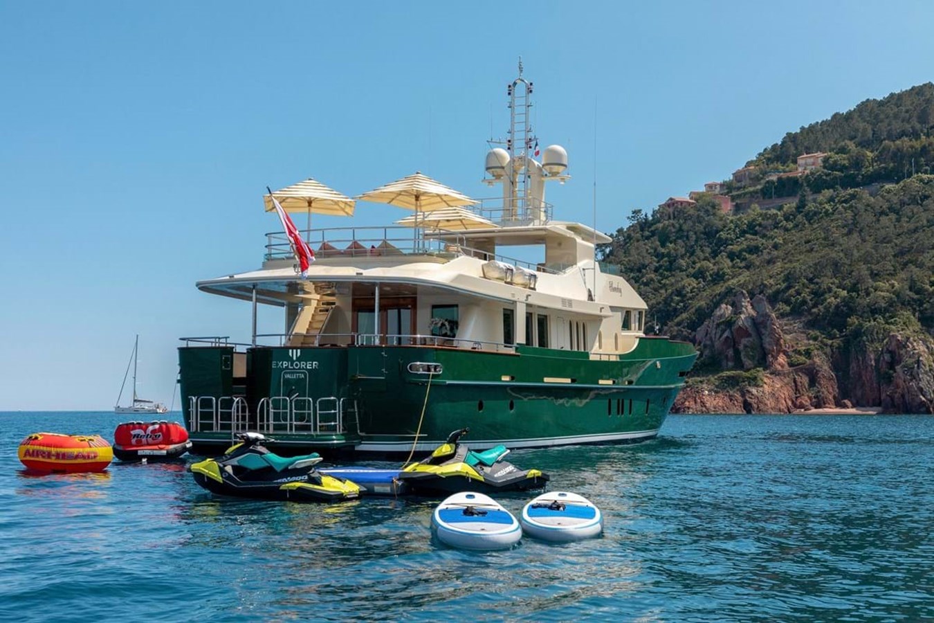 https://s3.amazonaws.com/boss.yatco.com/ForCharter/Vessel/Photo/4020/large_48970.jpg