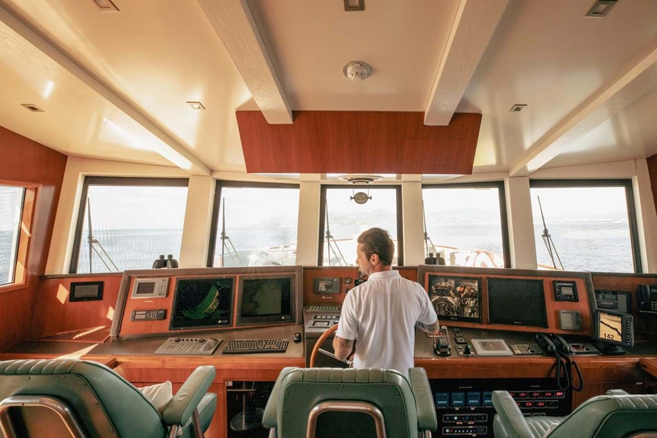 https://s3.amazonaws.com/boss.yatco.com/ForCharter/Vessel/Photo/4020/large_48971.jpg