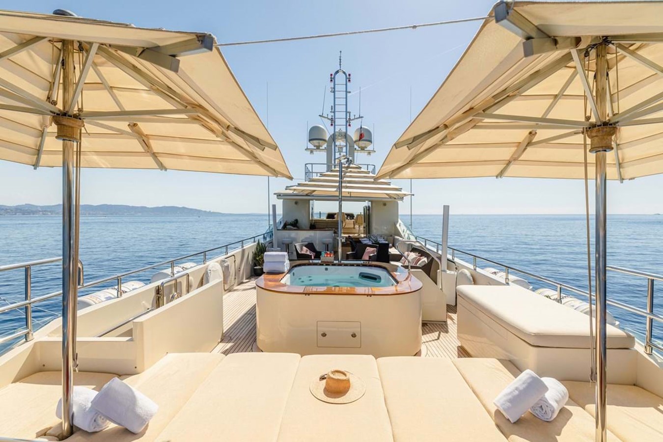 https://s3.amazonaws.com/boss.yatco.com/ForCharter/Vessel/Photo/4020/large_48979.jpg