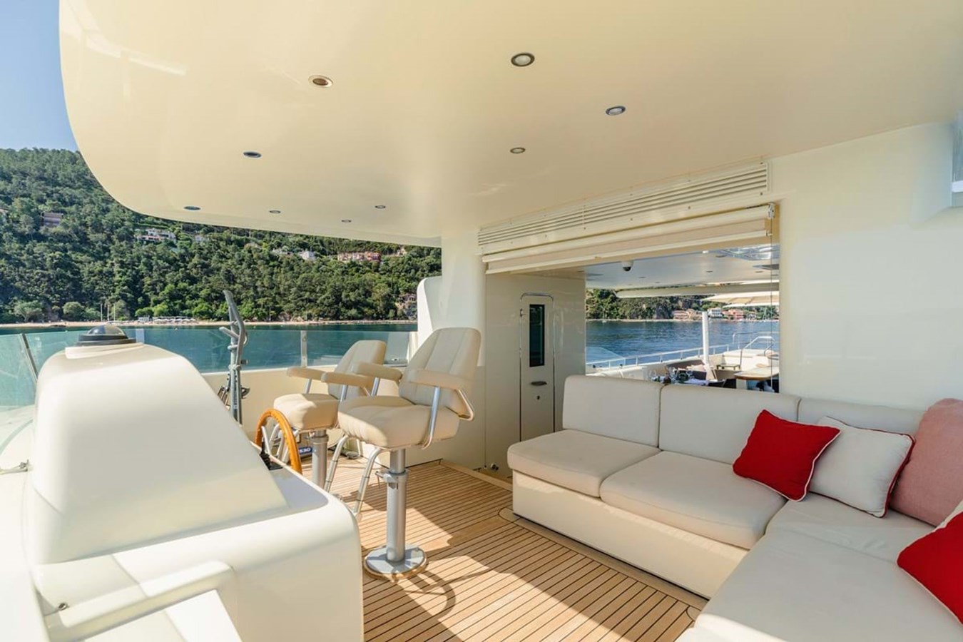 https://s3.amazonaws.com/boss.yatco.com/ForCharter/Vessel/Photo/4020/large_48982.jpg