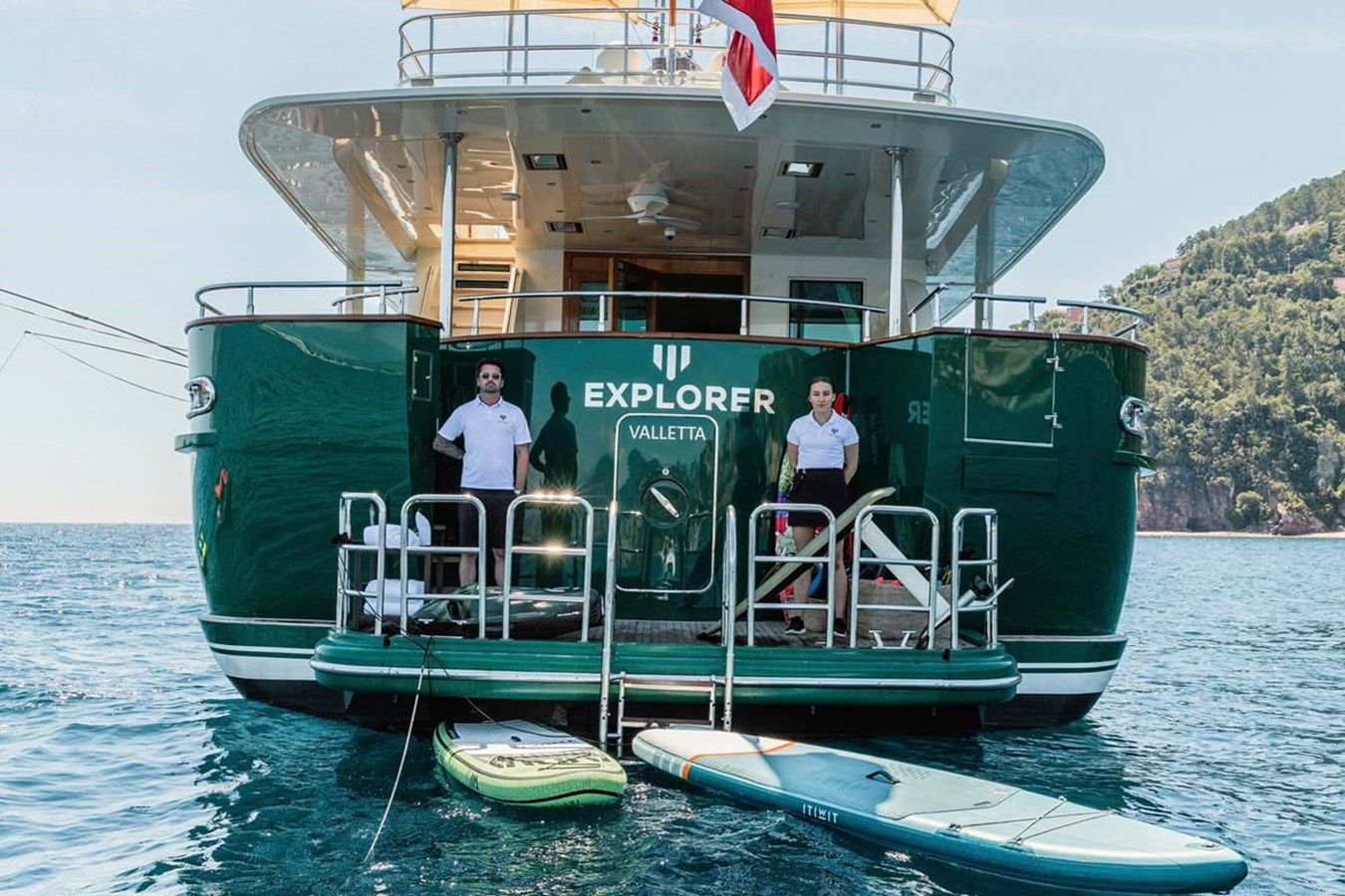 https://s3.amazonaws.com/boss.yatco.com/ForCharter/Vessel/Photo/4020/large_48990.jpg