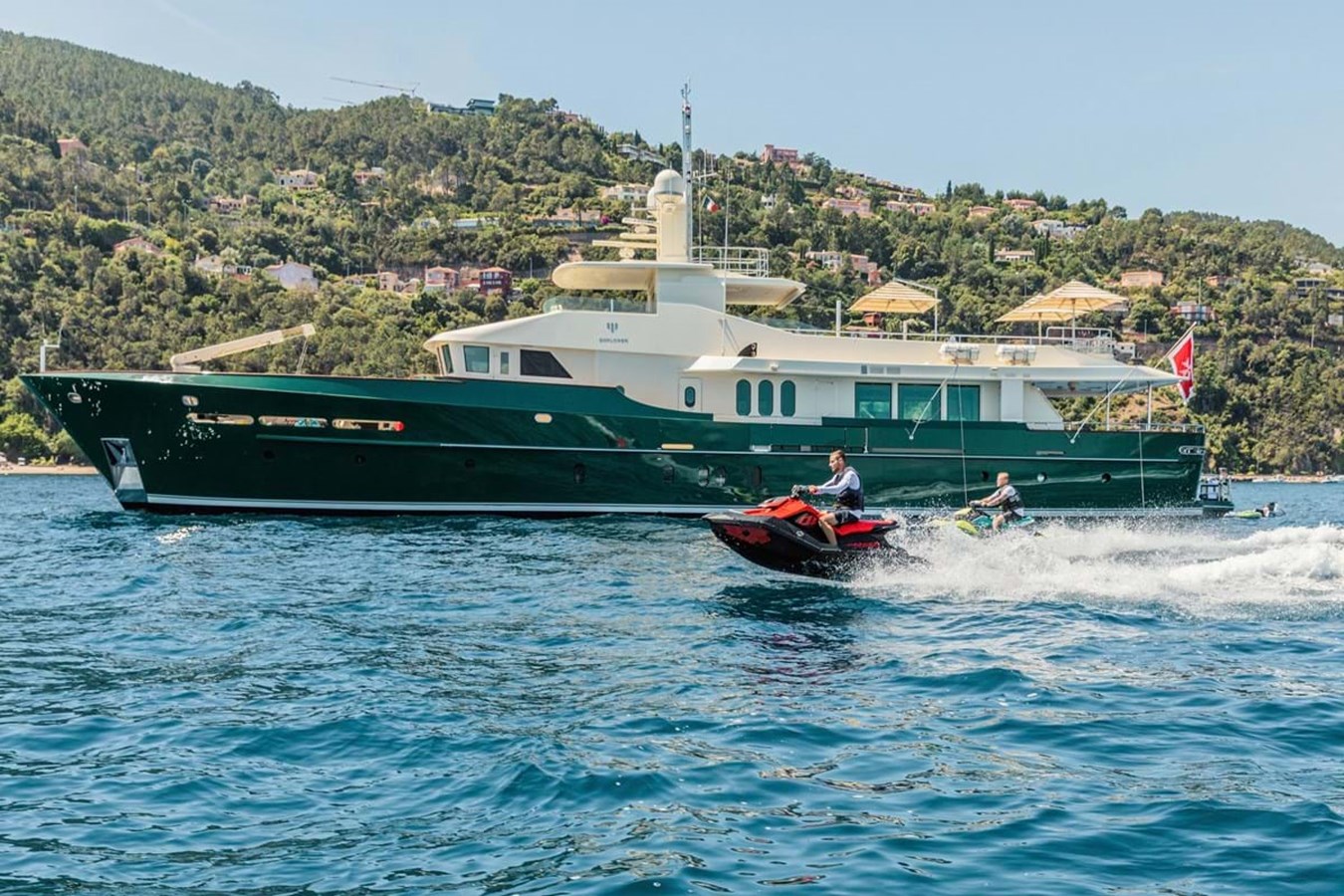 https://s3.amazonaws.com/boss.yatco.com/ForCharter/Vessel/Photo/4020/large_48991.jpg