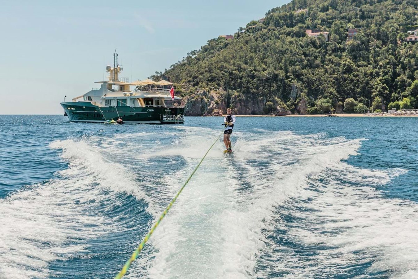 https://s3.amazonaws.com/boss.yatco.com/ForCharter/Vessel/Photo/4020/large_48992.jpg