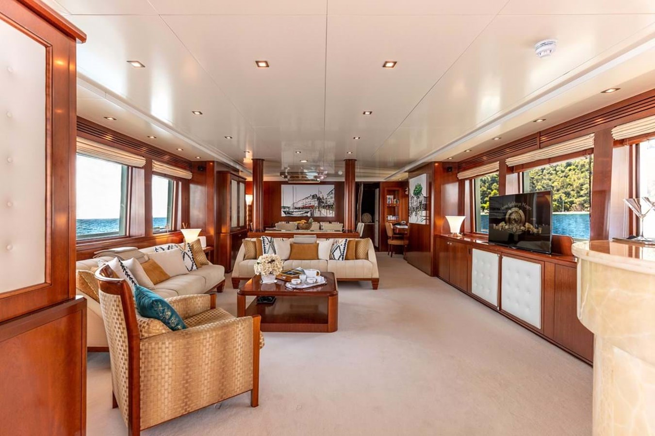 https://s3.amazonaws.com/boss.yatco.com/ForCharter/Vessel/Photo/4020/large_48993.jpg