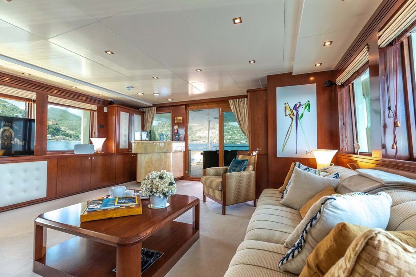 https://s3.amazonaws.com/boss.yatco.com/ForCharter/Vessel/Photo/4020/large_48994.jpg