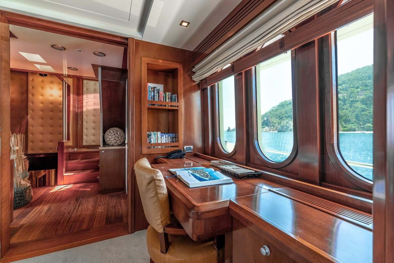 https://s3.amazonaws.com/boss.yatco.com/ForCharter/Vessel/Photo/4020/large_48997.jpg