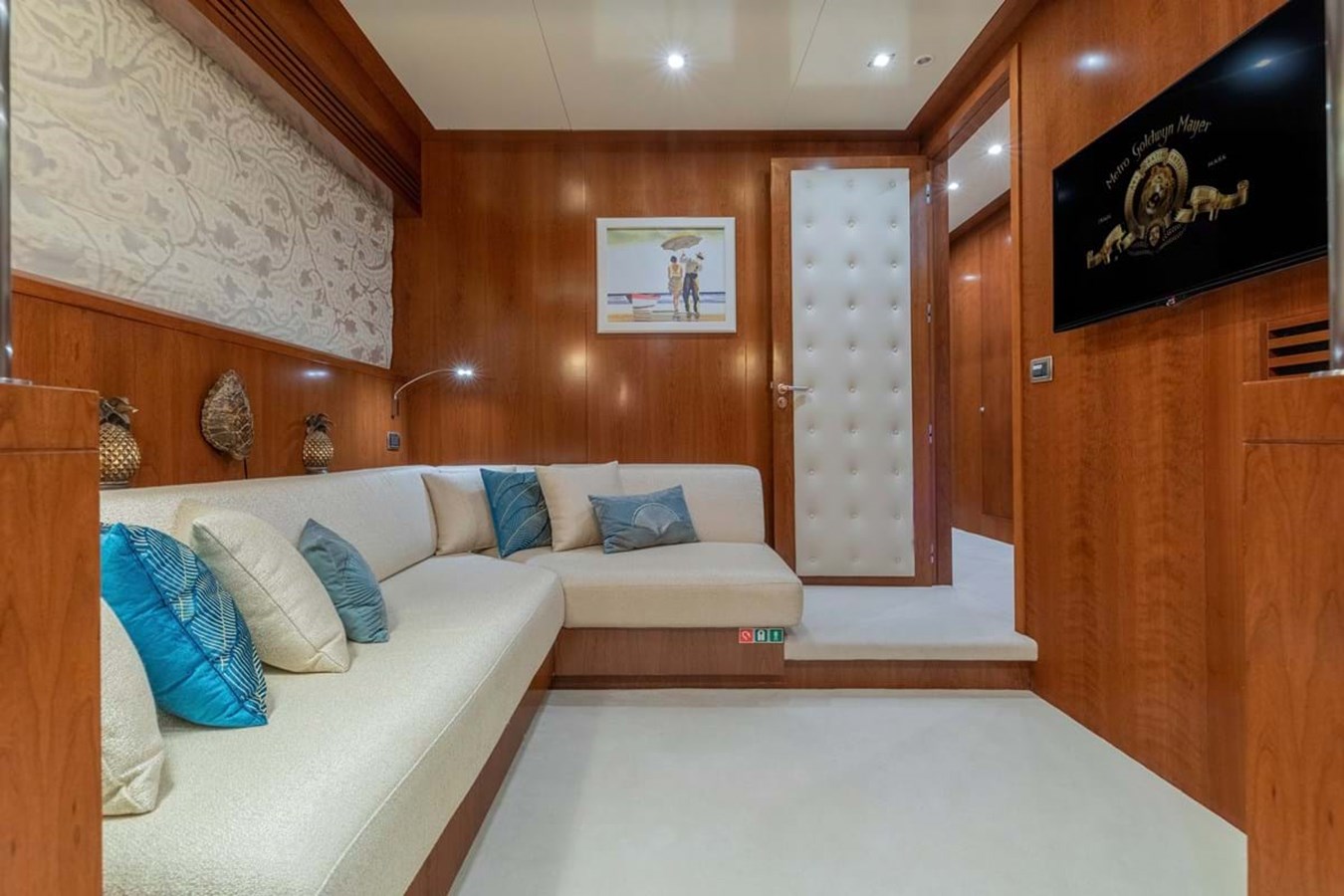https://s3.amazonaws.com/boss.yatco.com/ForCharter/Vessel/Photo/4020/large_48999.jpg