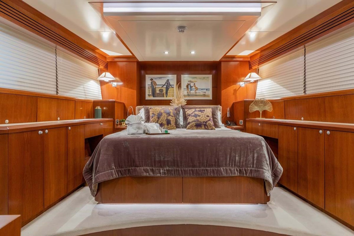https://s3.amazonaws.com/boss.yatco.com/ForCharter/Vessel/Photo/4020/large_49006.jpg