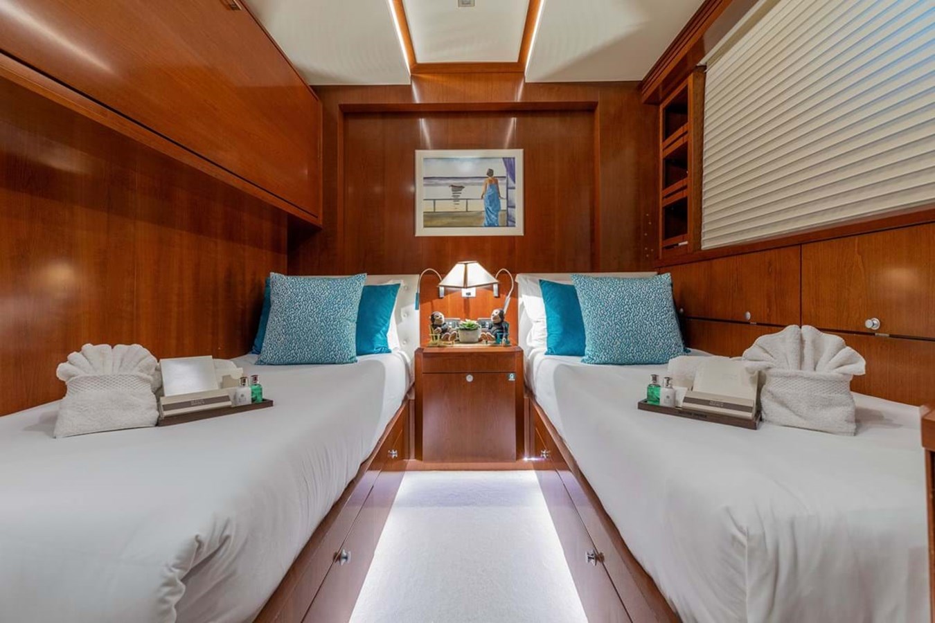https://s3.amazonaws.com/boss.yatco.com/ForCharter/Vessel/Photo/4020/large_49008.jpg