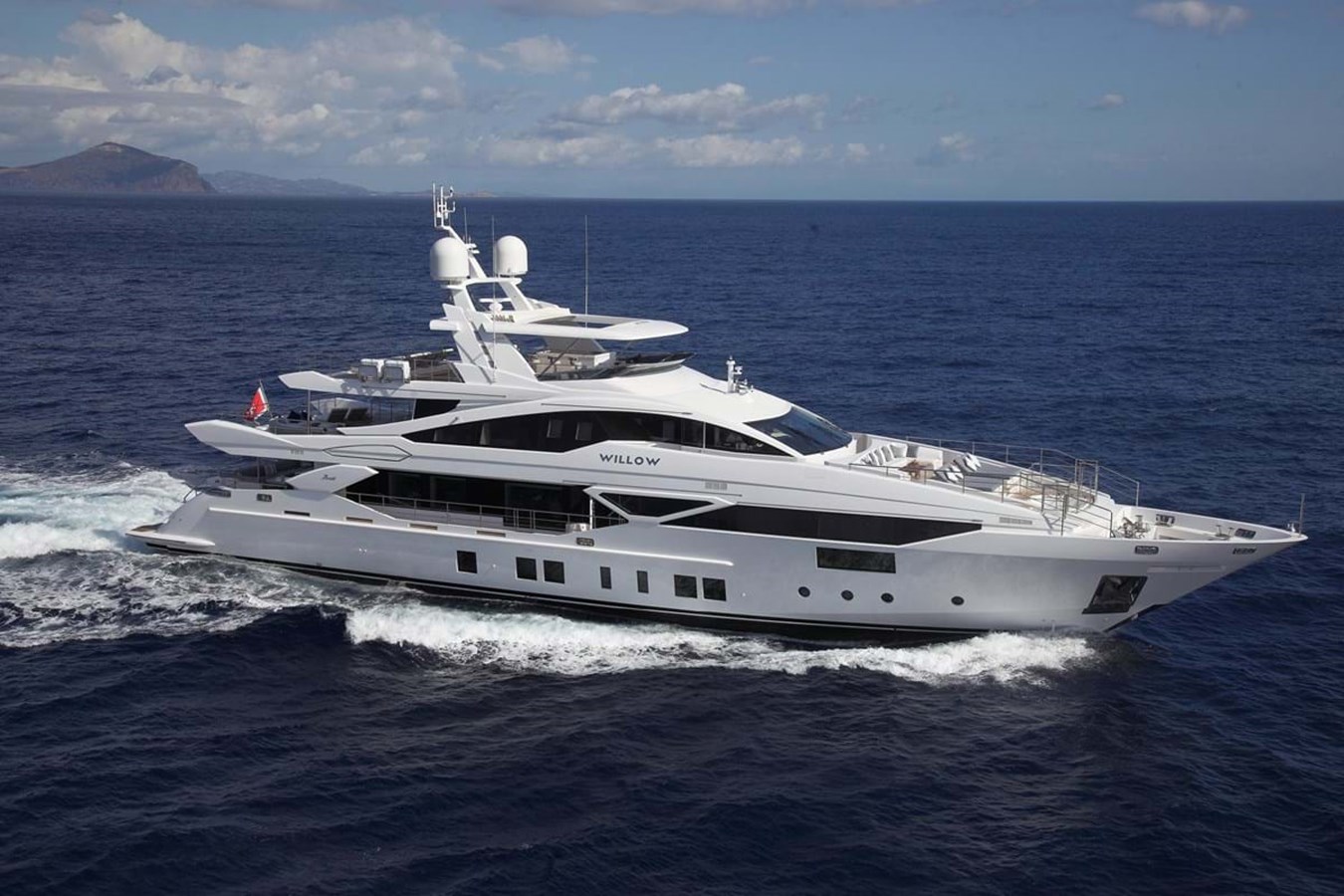 https://s3.amazonaws.com/boss.yatco.com/ForCharter/Vessel/Photo/4024/large_49084.jpg
