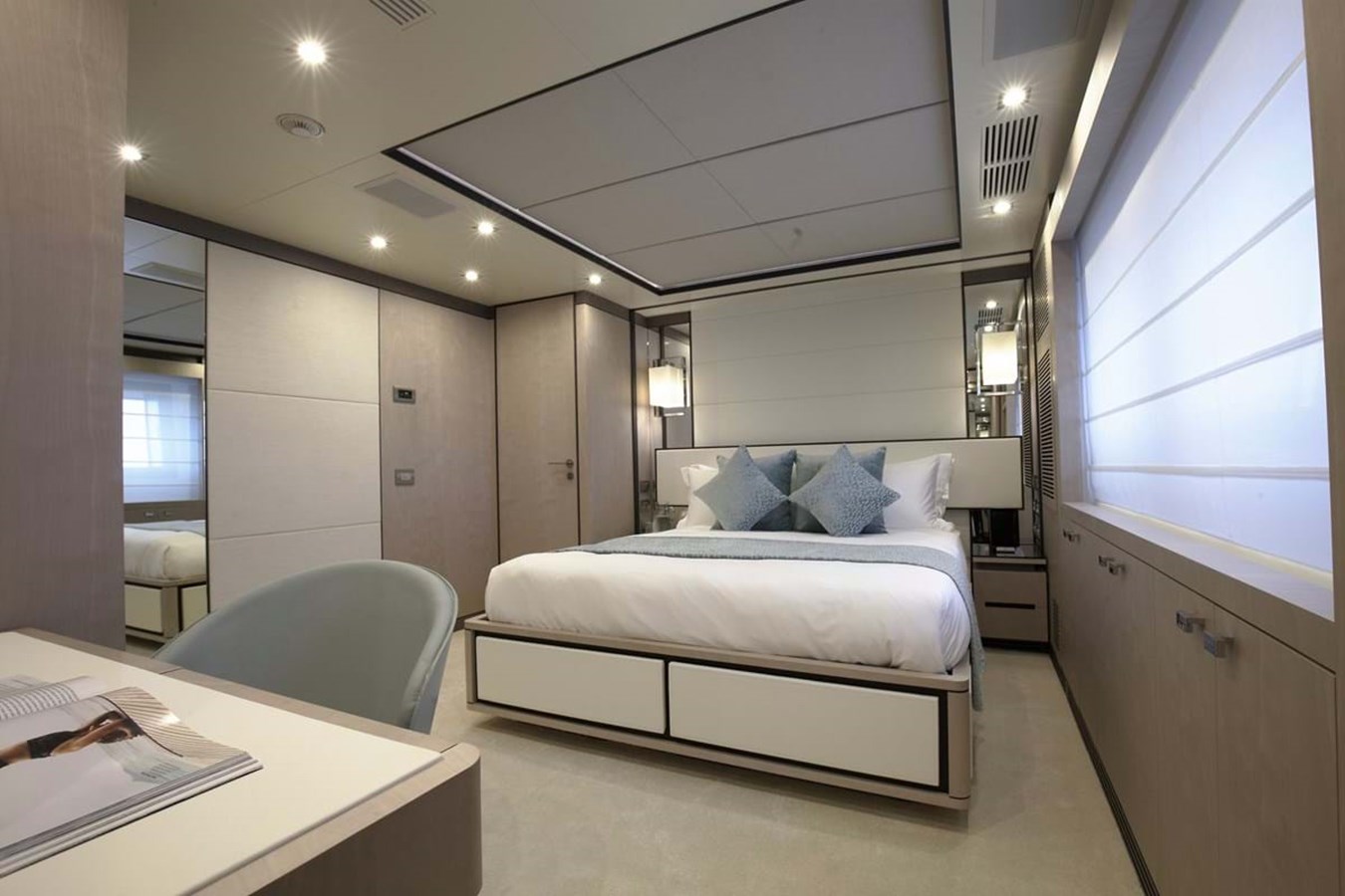 https://s3.amazonaws.com/boss.yatco.com/ForCharter/Vessel/Photo/4024/large_49091.jpg