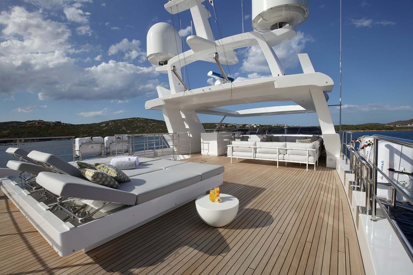 https://s3.amazonaws.com/boss.yatco.com/ForCharter/Vessel/Photo/4024/large_49099.jpg