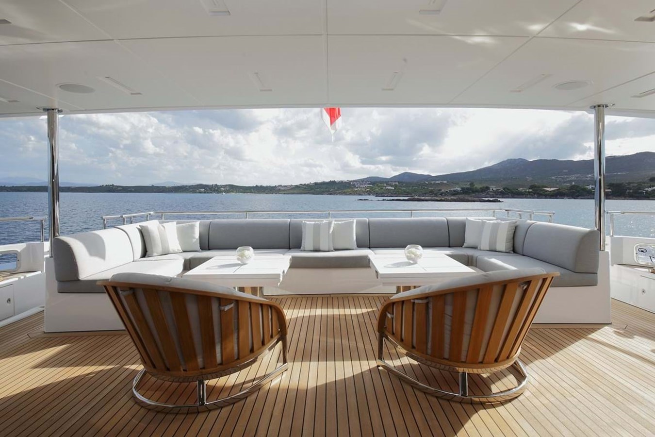 https://s3.amazonaws.com/boss.yatco.com/ForCharter/Vessel/Photo/4024/large_49101.jpg