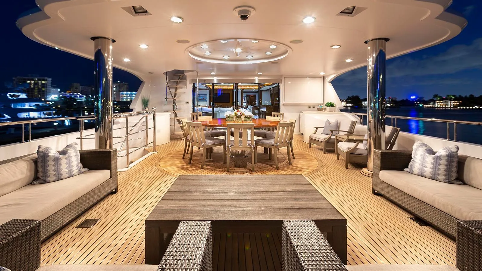 https://s3.amazonaws.com/boss.yatco.com/ForCharter/Vessel/Photo/4160/large_57964.webp