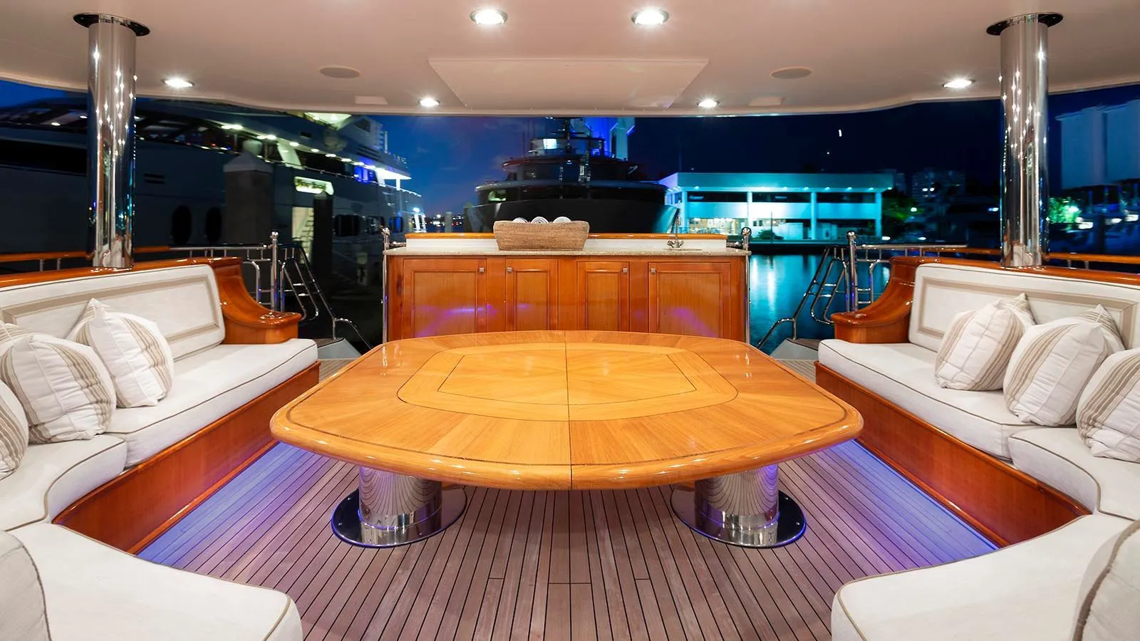 https://s3.amazonaws.com/boss.yatco.com/ForCharter/Vessel/Photo/4160/large_57965.webp
