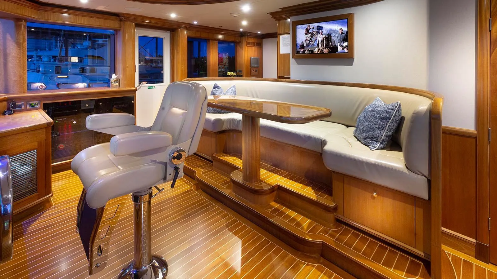 https://s3.amazonaws.com/boss.yatco.com/ForCharter/Vessel/Photo/4160/large_57966.webp