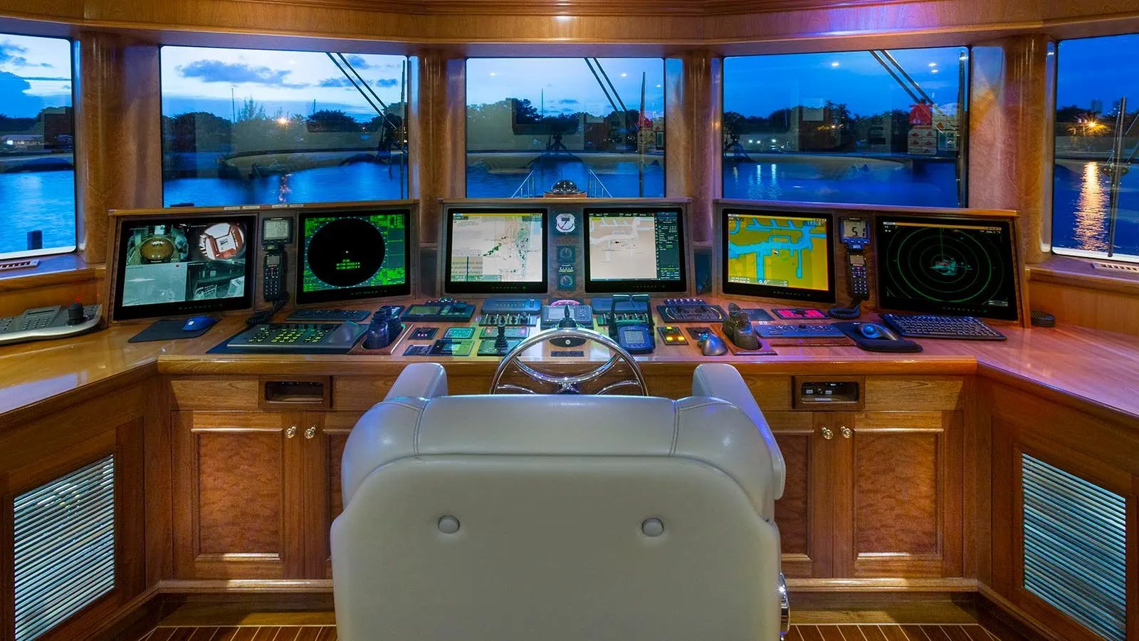 https://s3.amazonaws.com/boss.yatco.com/ForCharter/Vessel/Photo/4160/large_57967.webp