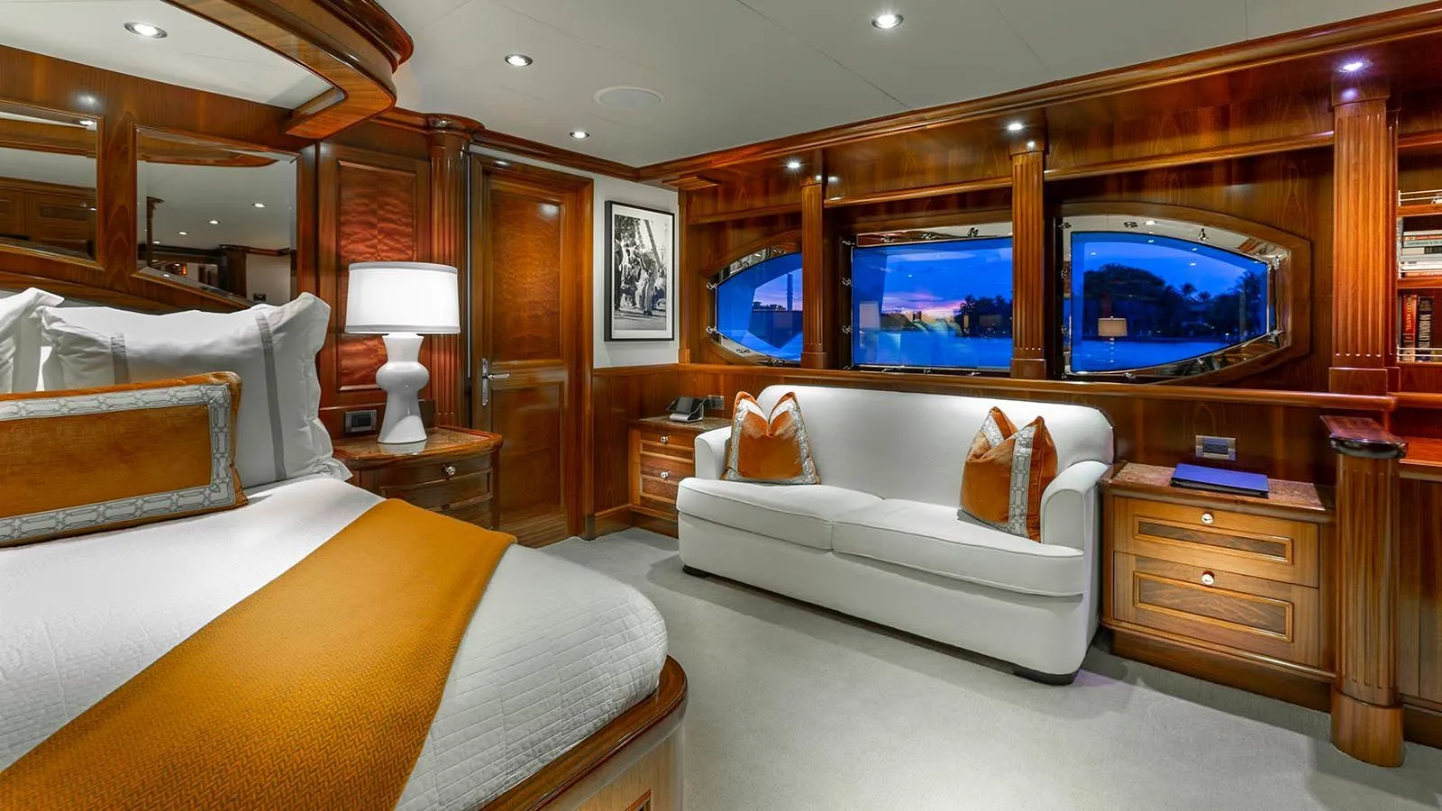 https://s3.amazonaws.com/boss.yatco.com/ForCharter/Vessel/Photo/4160/large_57975.webp