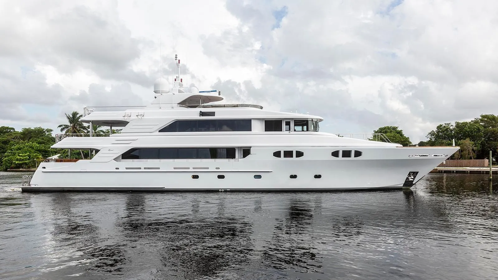 https://s3.amazonaws.com/boss.yatco.com/ForCharter/Vessel/Photo/4160/large_57981.webp