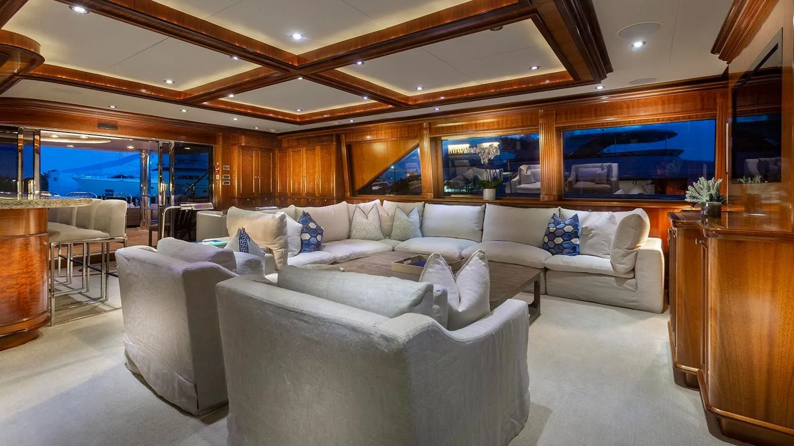 https://s3.amazonaws.com/boss.yatco.com/ForCharter/Vessel/Photo/4160/large_57982.webp