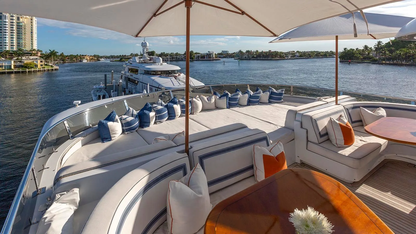 https://s3.amazonaws.com/boss.yatco.com/ForCharter/Vessel/Photo/4160/large_57984.webp