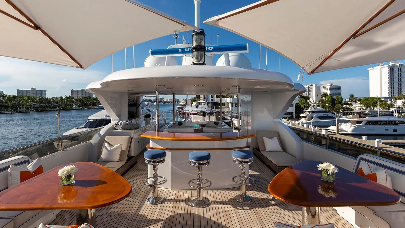 https://s3.amazonaws.com/boss.yatco.com/ForCharter/Vessel/Photo/4160/large_57985.webp