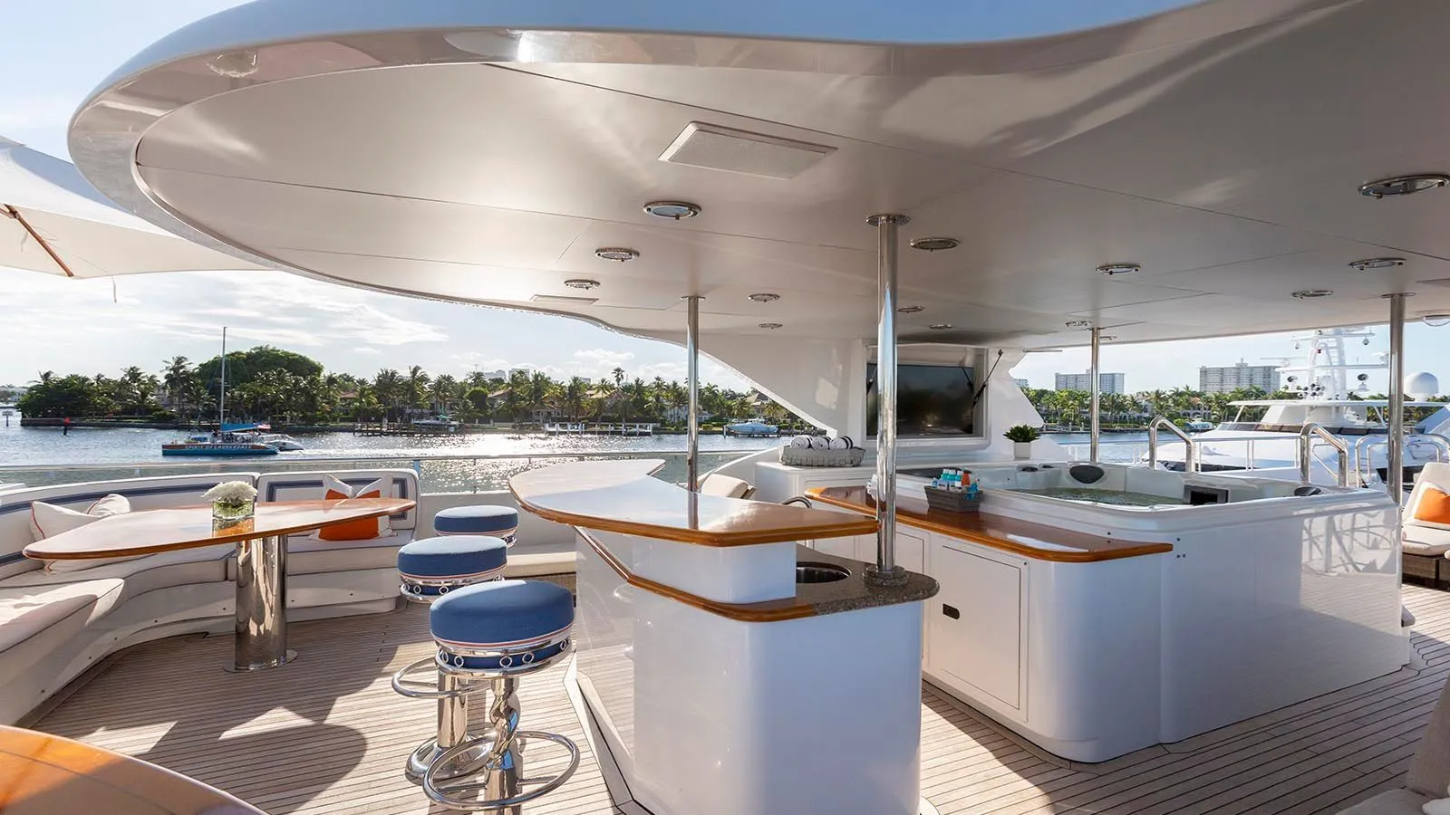 https://s3.amazonaws.com/boss.yatco.com/ForCharter/Vessel/Photo/4160/large_57986.webp