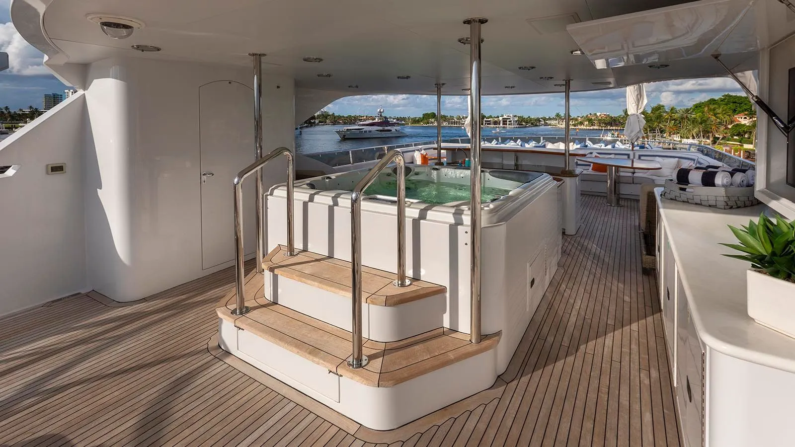 https://s3.amazonaws.com/boss.yatco.com/ForCharter/Vessel/Photo/4160/large_57987.webp