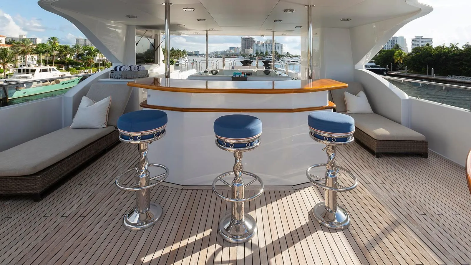 https://s3.amazonaws.com/boss.yatco.com/ForCharter/Vessel/Photo/4160/large_57988.webp