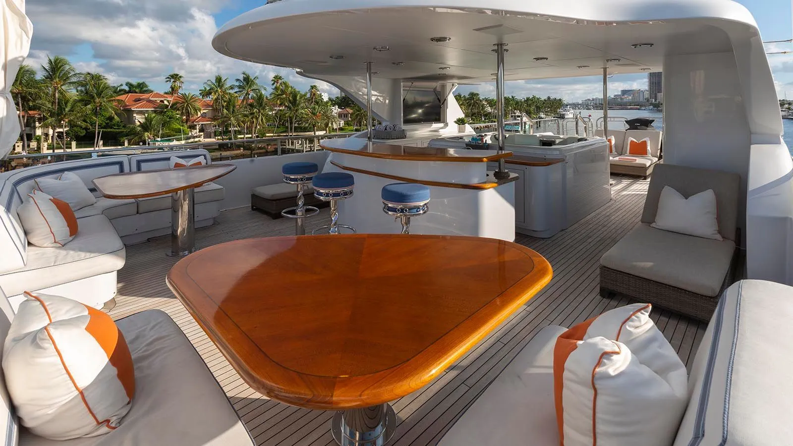 https://s3.amazonaws.com/boss.yatco.com/ForCharter/Vessel/Photo/4160/large_57989.webp