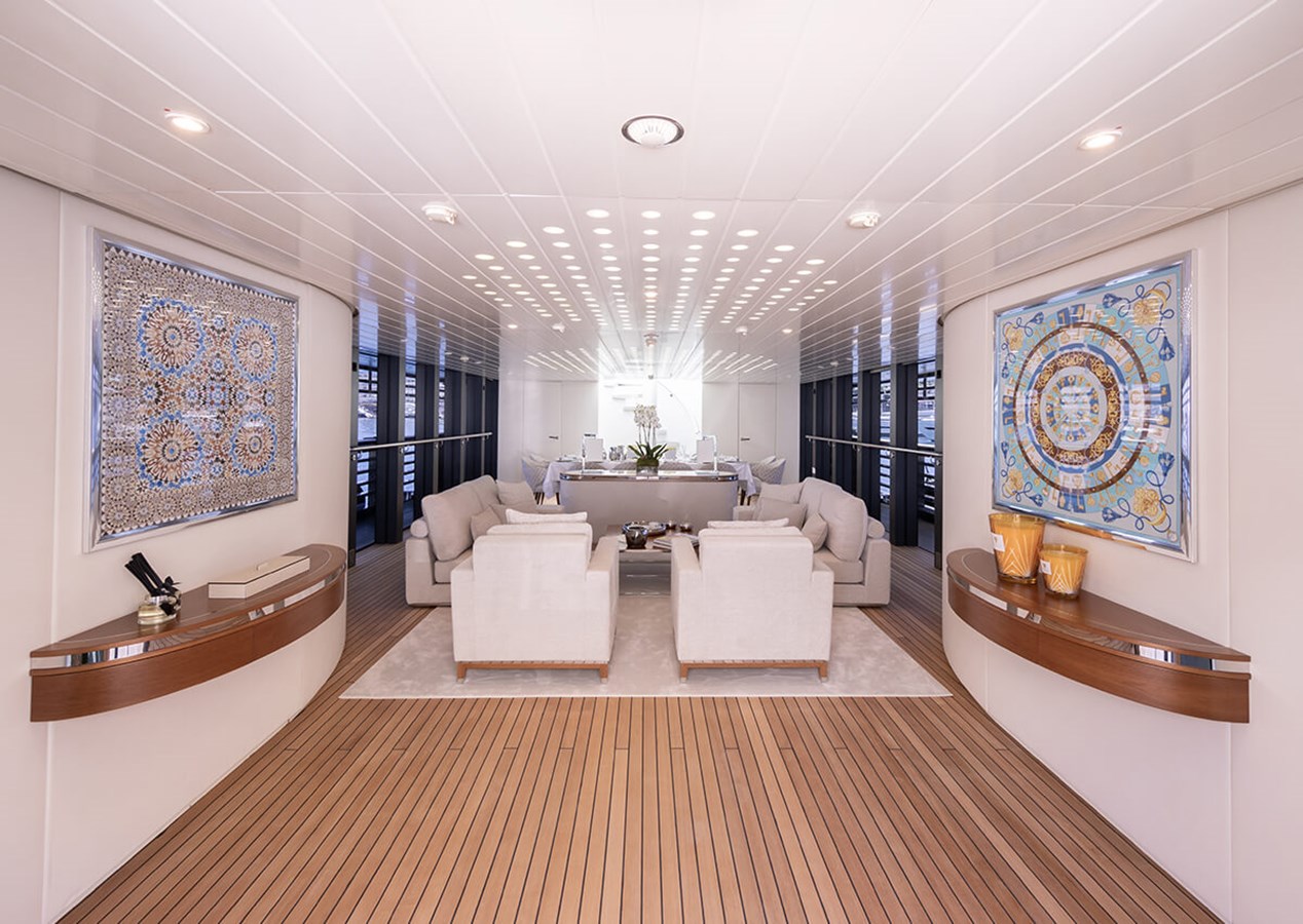 https://s3.amazonaws.com/boss.yatco.com/ForCharter/Vessel/Photo/4344/large_53280.jpg
