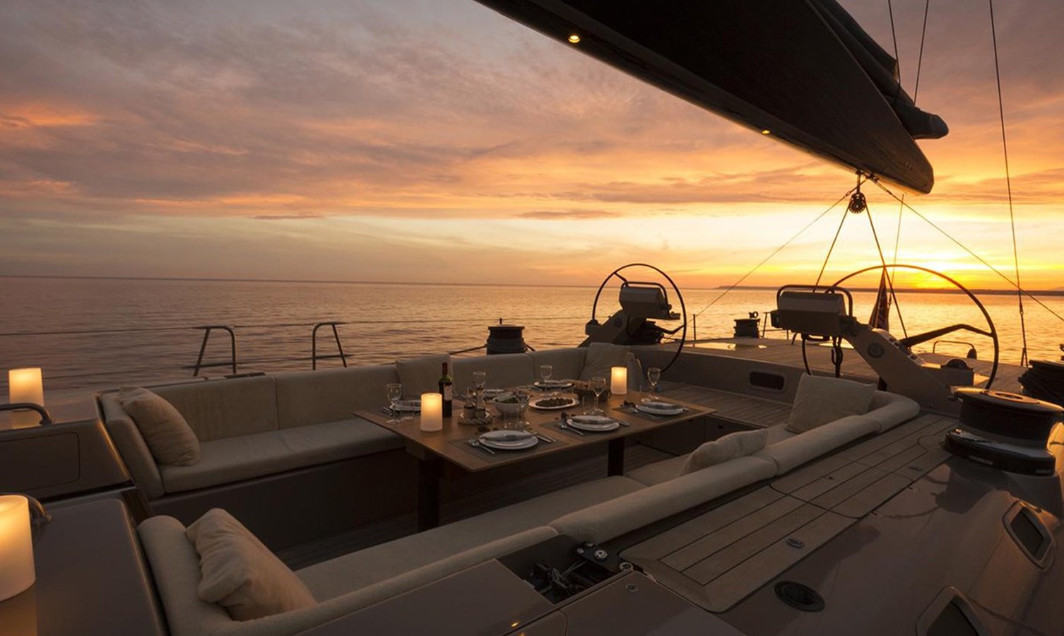 https://s3.amazonaws.com/boss.yatco.com/ForCharter/Vessel/Photo/4345/large_53292.jpg