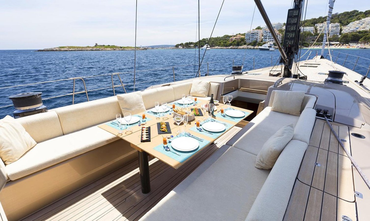 https://s3.amazonaws.com/boss.yatco.com/ForCharter/Vessel/Photo/4345/large_53294.jpg