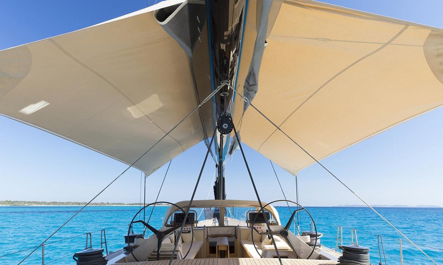 https://s3.amazonaws.com/boss.yatco.com/ForCharter/Vessel/Photo/4345/large_53297.jpg