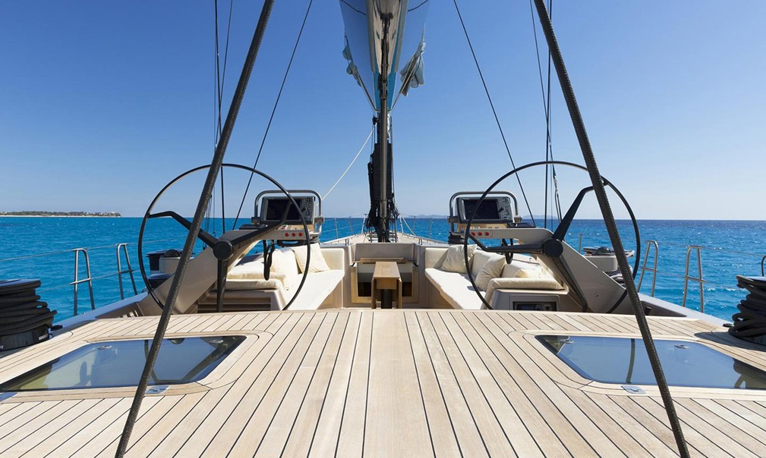 https://s3.amazonaws.com/boss.yatco.com/ForCharter/Vessel/Photo/4345/large_53298.jpg