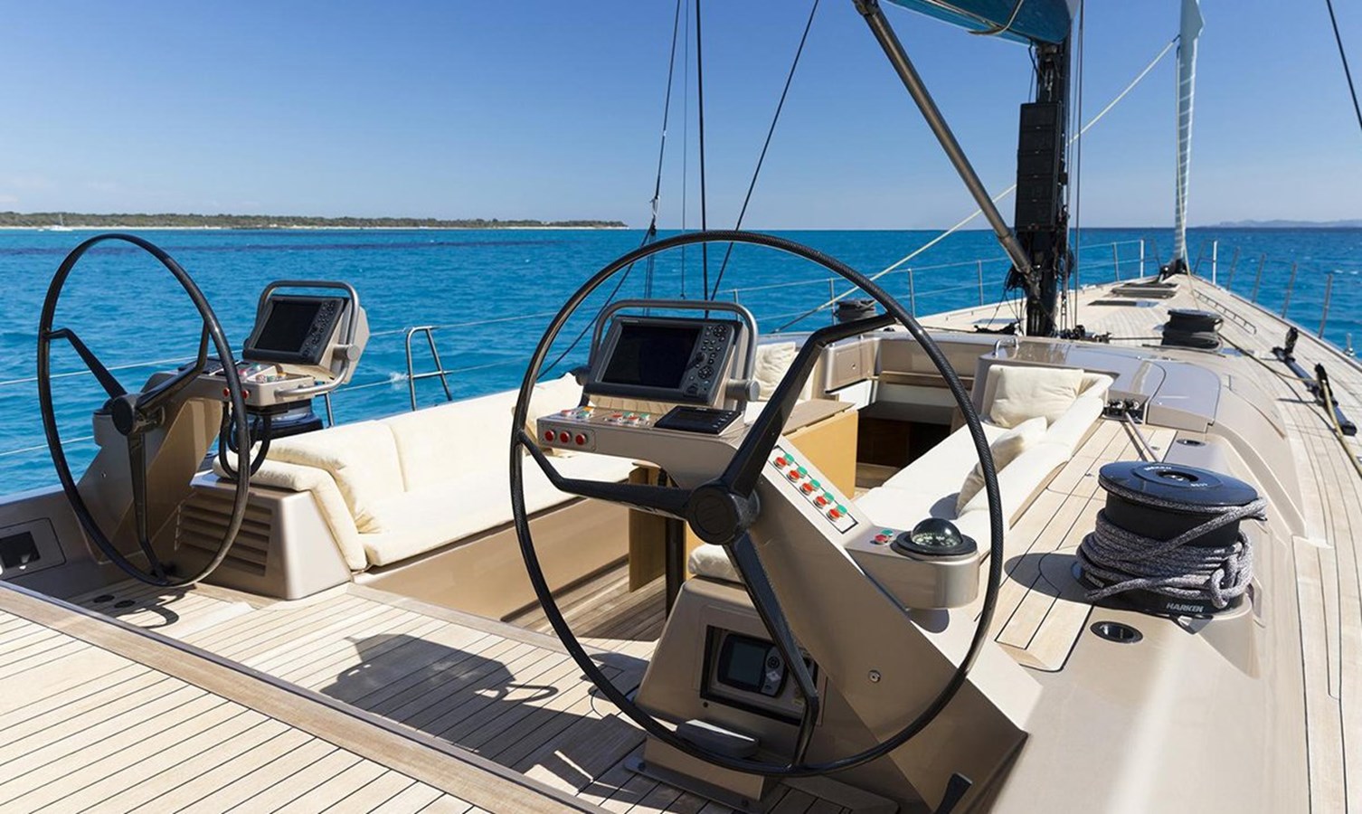 https://s3.amazonaws.com/boss.yatco.com/ForCharter/Vessel/Photo/4345/large_53300.jpg