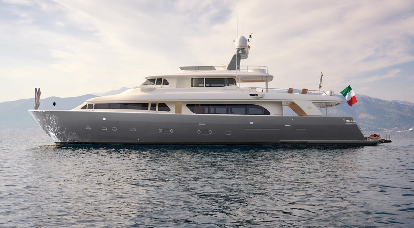 https://s3.amazonaws.com/boss.yatco.com/ForCharter/Vessel/Photo/4346/large_53309.jpg